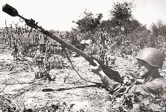 Боец РККА с винтовкой, снаряженной винтовочной противотанковой гранатой ВПГС-41
