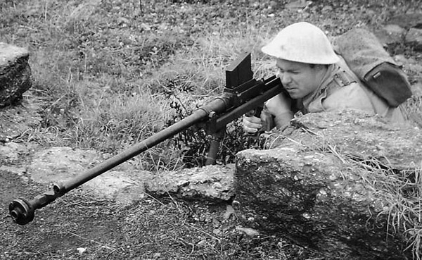 Британский пехотинец изготовился к стрельбе из противотанкового ружья Бойса. Обращает на себя внимание развитый дульный тормоз, призванный снизить отдачу от выстрела