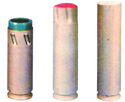 33-мм выстрелы к многоцелевому гранатометному комплексу специального назначения РГС-33 с гранатами (слева — направо): слезоточиво-раздражающего действия ГС-33, светозвукового действия ГСЗ-33, с эластичным поражающим элементом ЭГ-33