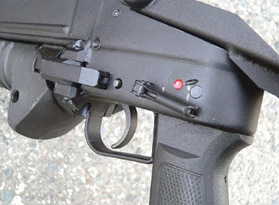 С обеих сторон ствольной коробки магазинного гранатомета ГМ-94  над пистолетной рукояткой управления огнем смонтирован флажковый предохранитель