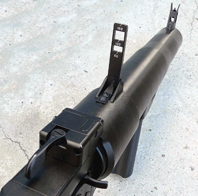 Механическое прицельное приспособление ручного гранатомета РГС-50 М состоит из складывающегося стоечного прицела с тремя прорезями для стрельбы на 50, 100 и 150 м и мушки, закрепленной на высоком основании