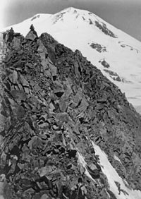 Вид на вершины Эльбруса, где зимой 1942/43 года проходил «заоблачный» фронт