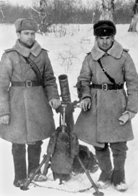 Альпинисты-минометчики с 82-мм батальонным минометом БМ-37 обр. 1937 года: Цыкало В.И.; Масалыгин А.В. (слева). 1943 год