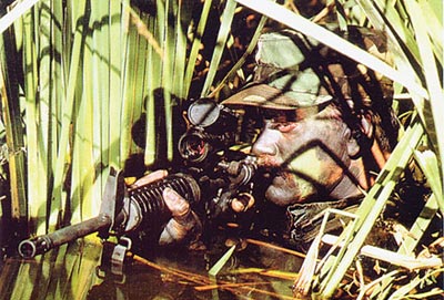Американский солдат со штурмовой винтовкой М 16А2