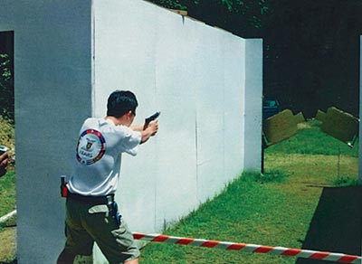 Спортсмен поражает две качающиеся мишени, которые появились одновременно. Открытый чемпионат Филиппин, Манила, 2004 г.