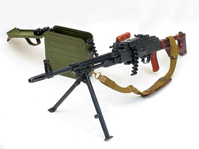 7,62-мм ручной пулемет ПК с пулеметной коробкой емкостью 200 патронов. Темп стрельбы - 650 выстр/мин; практическая скорострельность - 250 выстр/мин