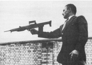 конструктор британского 7-мм автомата ЕМ-2 Стефан Дженсен демонстрирует стрельбу из своего детища с одной руки