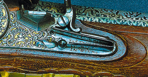 Центральная часть ружья с автографом мастера на замочной доске.