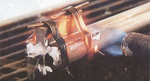 С помощью горелки серебряный припой расплавляют и прочно скрепляют стволы в казённой части