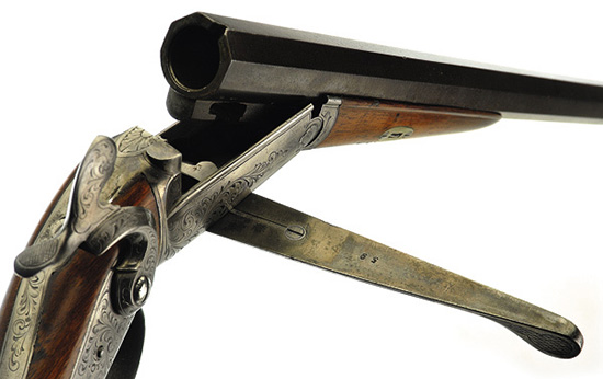 При заряжании штуцера необходимо ориентировать патрон шпилькой вверх так, чтобы она попала в специальный вырез в казенной части ствола.