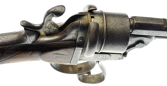 Револьверный карабин Лорона роднит с системами Лефоше исключительно тип патрона: на срезе барабана присутствуют «стандартные» пазы под шпильки.