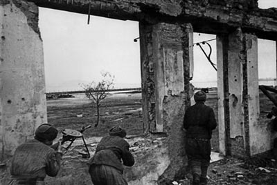 Советские солдаты в наступлении использовали любые укрытия, в том числе и остатки зданий. 1943 год