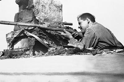 Снайпер занял огневую позицию в разрушенном здании. 1943 год