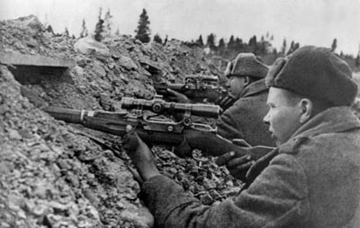 Снайперская пара на огневой позиции. 1944 год