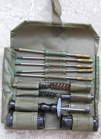Один из наборов для чистки оружия (армия Швейцарии).