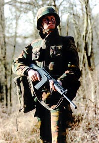 Бельгийский солдат с 7,62-мм штурмовой винтовкой FN FAL