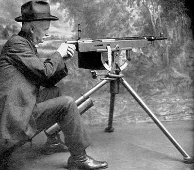 Дж. М. Браунинг за своим станковым пулеметом «Кольт» М 1895. Хорошо видна конструкция одной из первых мягких тканевых патронных лент