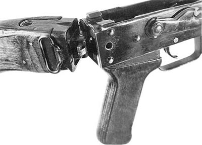 Узел фиксации деревянного откидывающегося деревянного приклада в ручном пулемете Калашникова РПКС