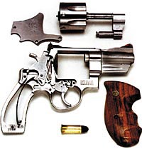 Неполная разборка револьвера «Смит-Вессон». Сверху хорошо виден откидной барабан с механизмом экстрагирования стреляных гильз.