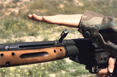 В штурмовой винтовке G.3 рукоятка перезаряжания может заводиться в предохранительный паз, дополняя основной флажковый предохранитель-переводчик