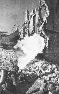 Огнеметчик ведет огнеметание из РОКС-3. Сталинград. 1942 год