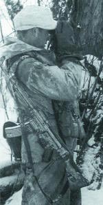 Германский пулеметный расчет. Второй номер расчета - наблюдатель вооружен штурмовой винтовкой StG.44. Германия. Зима 1945 года