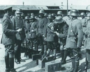 Германский генерал Р. фон Эпп инспектирует подразделение кайзеровской армии, вооруженное пистолетами-пулеметами «Бергман» МР.18.I
