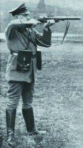 Испытания пистолета-пулемета «Шмайссер» МР.28.II на полигоне в Куммерсдорфе. Стрельба из положения стоя. 1929 год