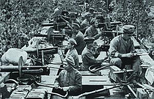 Станковые пулеметы «Максим» образца 1910 года на вооружении русского бронепоезда. 1916 год