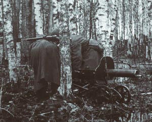 Расчет перекатывает станковый пулемет «Максим» на другую огневую позицию. Ленинградский фронт. 1942 год