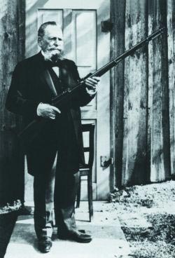 Пауль Маузер с самозарядной винтовкой Маузер М.1906