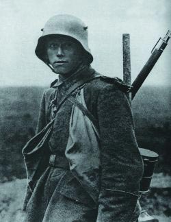 Германский солдат с карабином Маузер 98AZ в годы Первой мировой войны