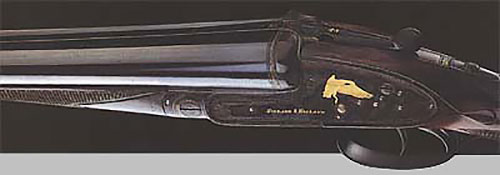 Одно из пары ружей 12-го калибра (№ 25018) для стрельбы дичи с замками на боковых досках и сюжетной инкрустацией золотом на тёмном фоне. Изготовлено в 1908 году.