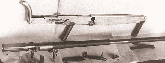 Первый образец оружия с постоянной силой воздействия на опору: винтовка С.Р. «Модель 2» калибра 12,7 мм. После полной разборки видно насколько несовершенной была ее конструкция
