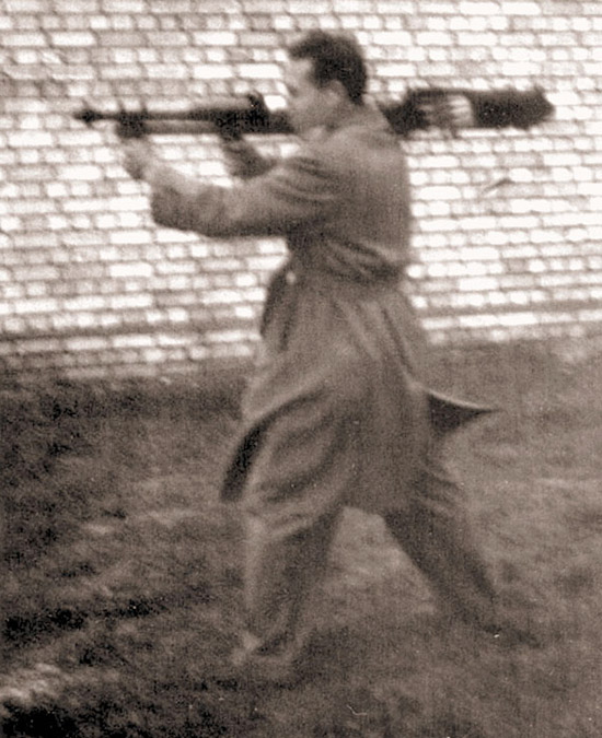 Несколько «смазанная», эта фотография является одной из всего лишь четырех существующих, на которых показан опытный образец «Модели 14» на демонстрационных стрельбах в Австралии во время Второй Мировой войны