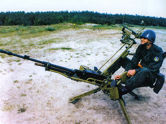 12,7-мм крупнокалиберный пулемет НСВ-12,7 «Утес» на зенитном станке-треноге 6У6 в положении для стрельбы сидя