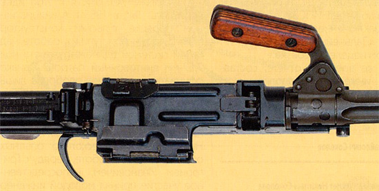 Вид сверху на ствольную коробку с приемником 7,62-мм единого пулемета Никитина-Соколова. Опытный образец 1958 г.