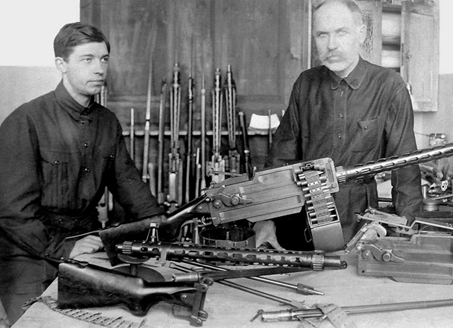 Ф.В. Токарев с сыном у ручного пулемёта МТ (Максима-Токарева) образца 1925 года