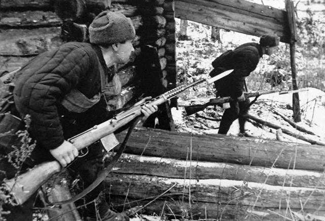 Бойцы народного ополчения, вооружённые СВТ-40, во время битвы за Москву