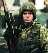 Снайпер внутренних войск с винтовкой СВД. Январь 1995 года, г.Грозный