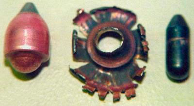 Пуля патрона ПБМ 9х18 (слева). Справа - элементы пули (оболочка и сердечник) после пробития 5-мм стального листа. Дистанция стрельбы 15 м.