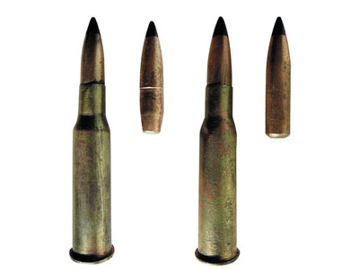 7,62-мм винтовочно-пулеметные патроны (слева – направо): с бронебойно-зажигательной пулей БС-40 обр. 1940 года, с бронебойно-зажигательной пулей Б-32 обр. 1954 года, специальный винтовочно-пулеметный патрон ШКАС с легкой пулей Л