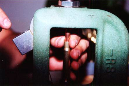 После того, как посадочная матрица установлена и настроена (подбором) на требуемую длину патрона, пуля ставится на гильзу и придерживается при подаче в матрицу