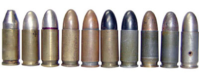 9х19 германские пистолетные патроны «Парабеллум» 08 (выпуска 1915 –1945 годов) с разными типами пуль и гильз (слева — направо): 1-й — с оболочечной пулей со свинцовым сердечником тип «К»; со 2 по 5 — с оболочечной пулей со свинцовым сердечником тип «О»; с 6 по 8-й — с оболочечной пулей со стальным сердечником (08 m.E); 9-й — с безоболочечной суррогатированной пулей (08 SE); 10-й — учебный патрон