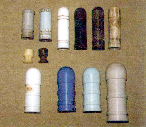 Варианты опытных пластиковых травматических пуль: вверху – для КС-23, в середине – тренировочные пули для ружья 12-го калибра, внизу – для насадок калибра 30,35 и 40 мм