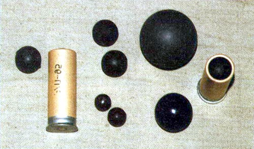 Резиновые «шарики для успокоения» разных диаметров: к 15-мм устройству «Авторучка», к ружейному патрону 12-го калибра, пули «Привет» для патронов «Волна-Р», пули к французским 37-мм ружью и 55-мм насадке на ружье, патроны «Волна-Р»