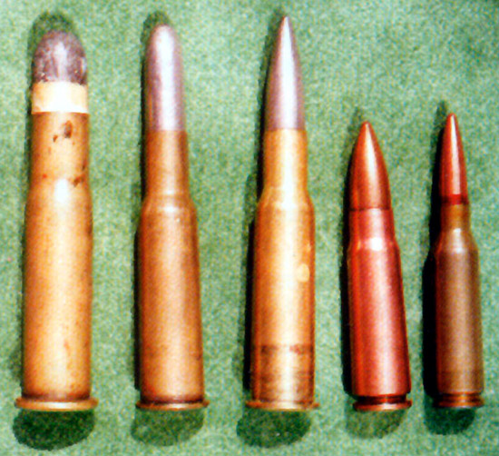 Слева направо: 4,2-линейный патрон для винтовки Бердана (10,6?57); 3-линейный винтовочный патрон образца 1891 года (7,62?54); 3-линейный винтовочный патрон с пулей образца 1908 года (7,62?53); 7,62-мм автоматный патрон образца 1943 года (7,62?39); 5,45-мм автоматный патрон образца 1974 года (5,45?39)