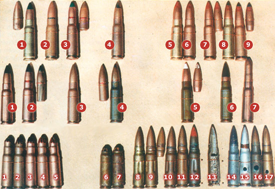 7,62-мм штатный автоматный патрон образца 1943 года (7,62?39); верхний ряд: 1-4 – с различными вариантами трассирующих пуль (зеленая вершина пули); 5-7 – с различными вариантами зажигательных пуль (красная вершина пули); 8,9 – с бронебойно-зажигательной пулей (черная вершина пули с красным пояском); средний ряд: 1-4 – с уменьшенной скоростью пули (черная вершина пули с зеленым пояском); 5 – эталонный патрон (белая вершина пули); 6 – патрон с усиленным зарядом (черная вершина пули); 7 – патрон высокого давления; нижний ряд: 1-5 – холостые патроны; 6,7 – патроны для метания гранат; 8-17 – учебные и макетные патроны
