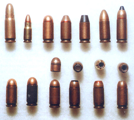Верхний ряд: пистолетные патроны 7,62х25 ТТ; 5,45х18 МПЦ; 9?18 ПМ; 9?18 ПММ (7Н16); 9х18 ПММ с порошковой пулей; 9?19 Парабеллум; 9?21. Нижний ряд – 9х18 ПМ (слева направо): с биметаллической гильзой; со стальной гильзой; с трассирующей пулей; с экспансивными пулями