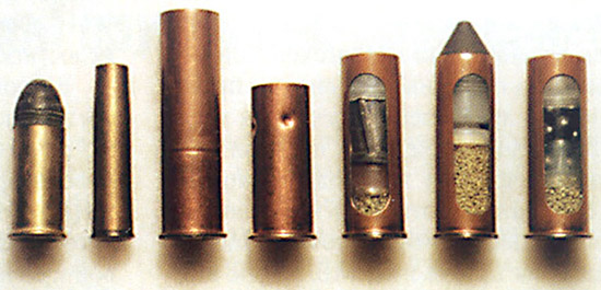 Револьверные патроны (слева направо): .42 Смит и Вессон Русский; 7,62х38R Наган; 12,3х50; 12,3х35; 12,5?40 со свинцовой пулей; 12,5?40 дробовой; 12,5?40 со стальной пулей